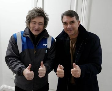 Milei-recibe-a-Flavio-Bolsonaro-en-Buenos-Aires-y-respalda-su-candidatura-en-Brasil