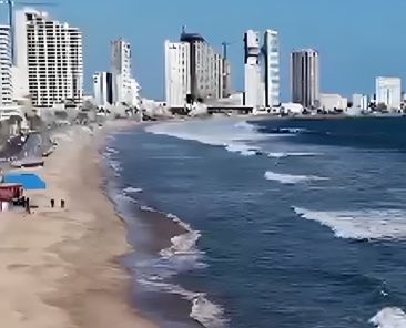 Rescatan-a-10-banistas-en-playas-de-Mazatlan-pese-a-alertas-por-fuerte-oleaje