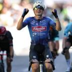 Jasper-Philipsen-gana-la-etapa-17-del-Tour-Isaac-del-Toro-conserva-el-tercer-puesto-y-el-maillot-blanco