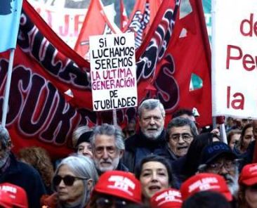 Miles-protestan-en-Buenos-Aires-contra-el-plan-economico-de-Javier-Milei