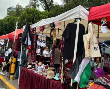 Amlitos-y-toallas-de-Harfuch-destacan-entre-la-mercancia-por-los-XV-anos-de-Morena