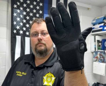 Estudio-del-Ejercito-revela-dolor-intenso-causado-por-guantes-electricos-comprados-por-ICE