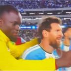 Messi-es-criticado-por-alejarse-de-un-jugador-de-Benin-que-buscaba-una-foto
