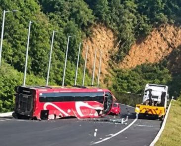 accidente-de-autobus-turistico-deja-una-mujer-muerta-y-14-heridos-en-maltrata