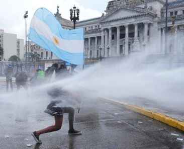 manifestantes-y-policias-chocan-durante-marcha-por-el-financiamiento-universitario-en-argentina