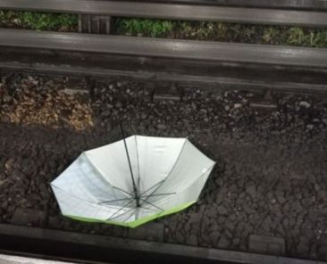 metro-pide-sujetar-paraguas-bastones-y-muletas-para-evitar-incidentes-en-las-vias